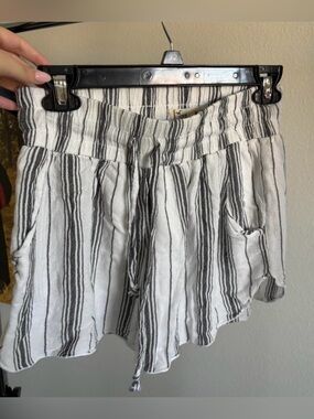 Hollister flowy shorts